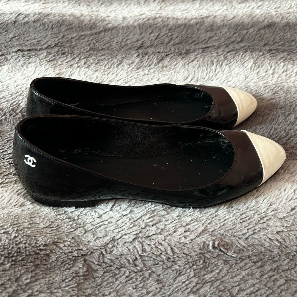 CHANEL Logo Patent Leather Flats Sz.37.5